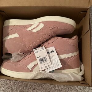 Women’s pink size 11 high top black Reebok!!! Brand we tags still attached